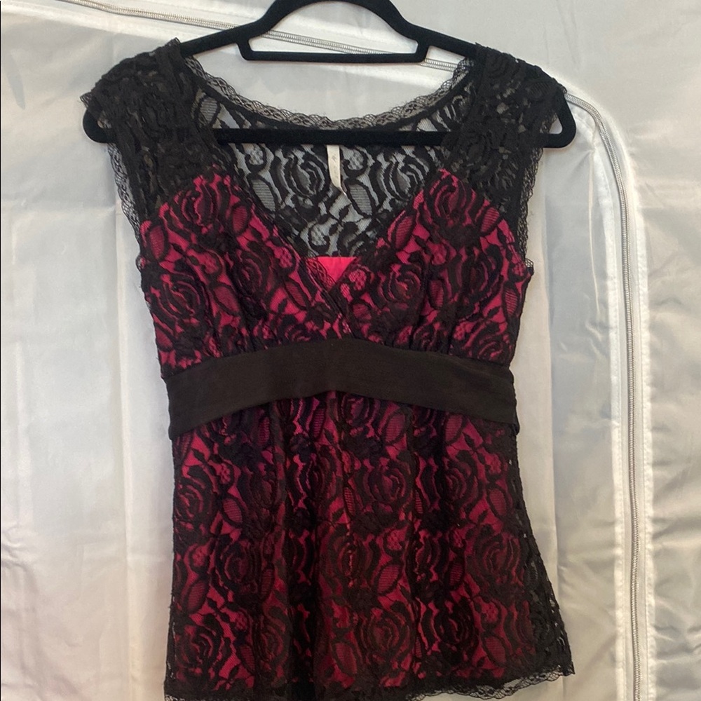 🌺 Black Lace Top with Pink Lining